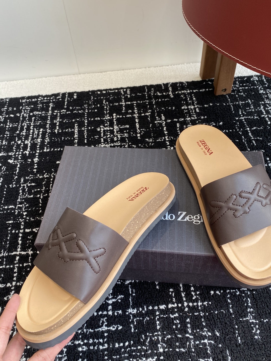 代购级
ZEGNA 杰尼亚 xxx系列 一字 厚底 老钱风 凉拖鞋

原版购入开发 做货 这款zegna
