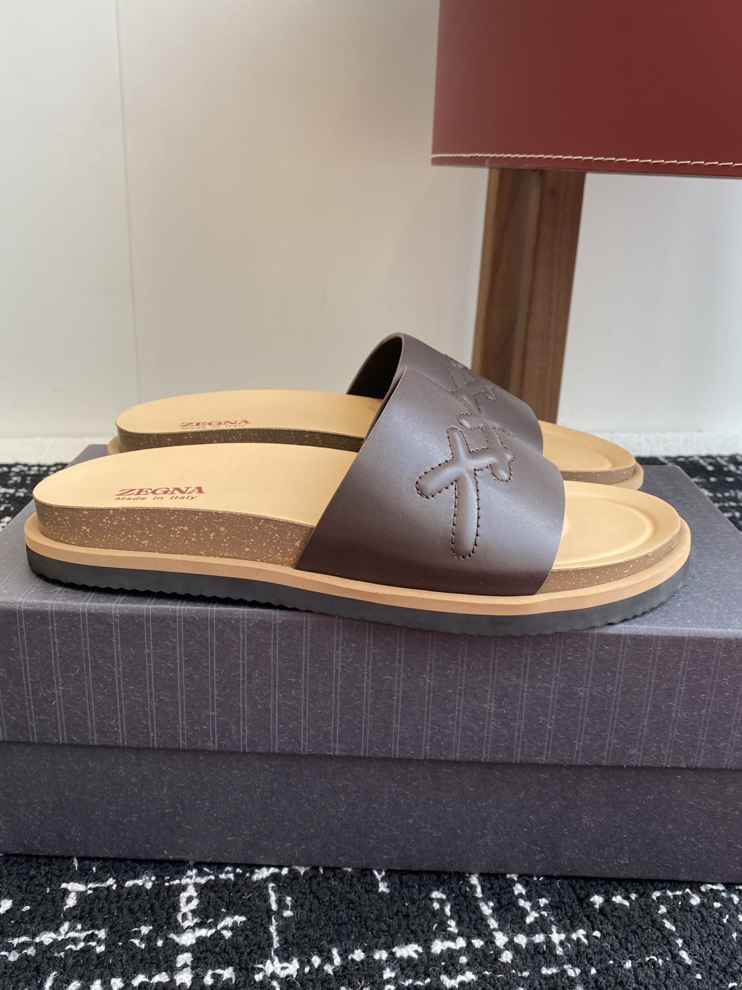 代购级
ZEGNA 杰尼亚 xxx系列 一字 厚底 老钱风 凉拖鞋

原版购入开发 做货 这款zegna