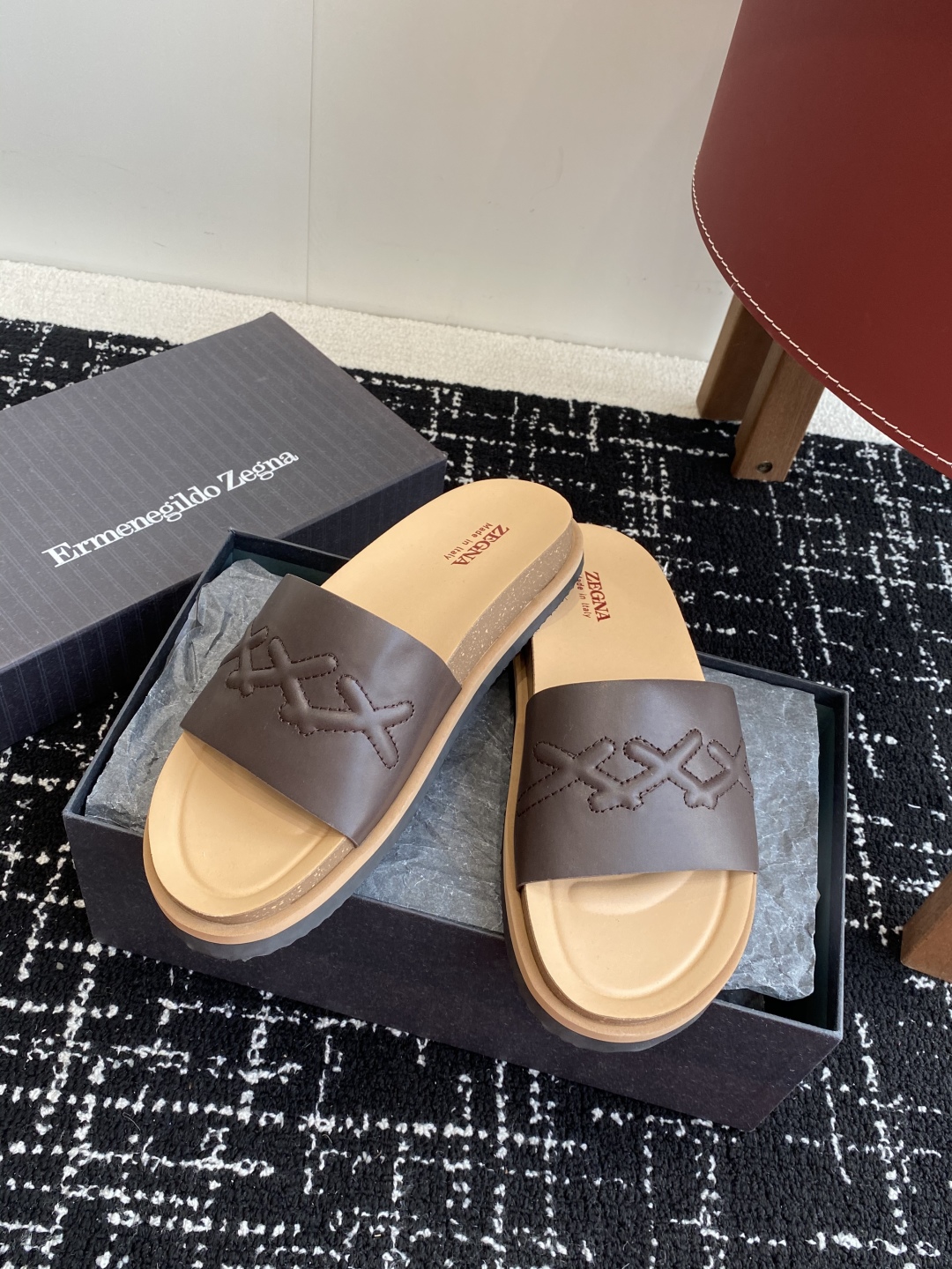 代购级
ZEGNA 杰尼亚 xxx系列 一字 厚底 老钱风 凉拖鞋

原版购入开发 做货 这款zegna