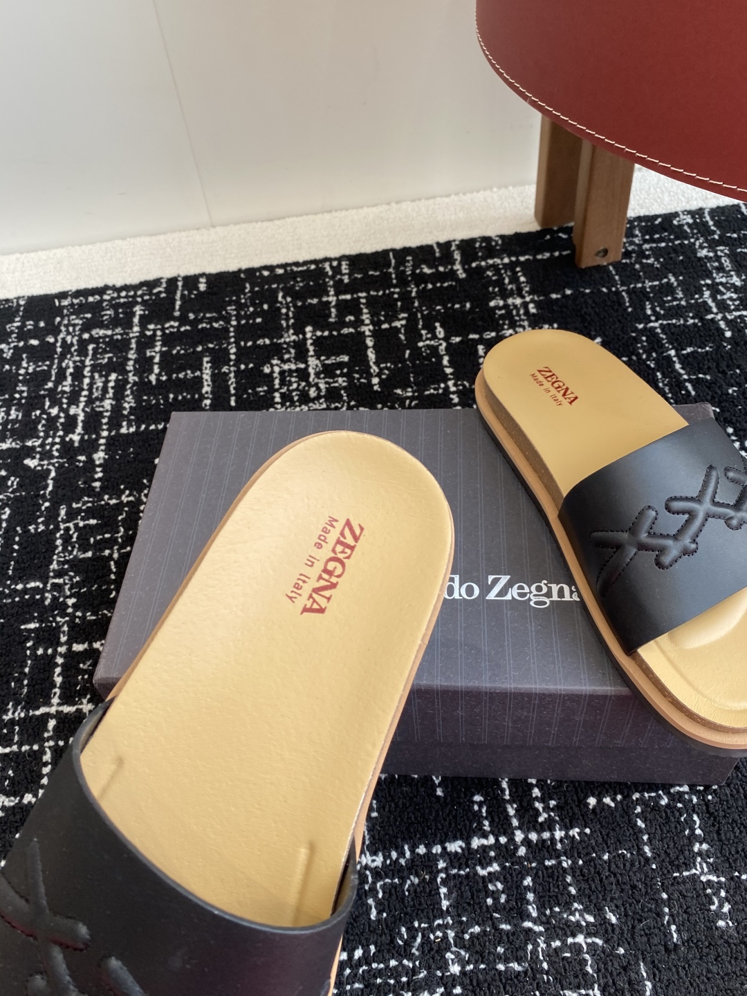 代购级
ZEGNA 杰尼亚 xxx系列 一字 厚底 老钱风 凉拖鞋

原版购入开发 做货 这款zegna