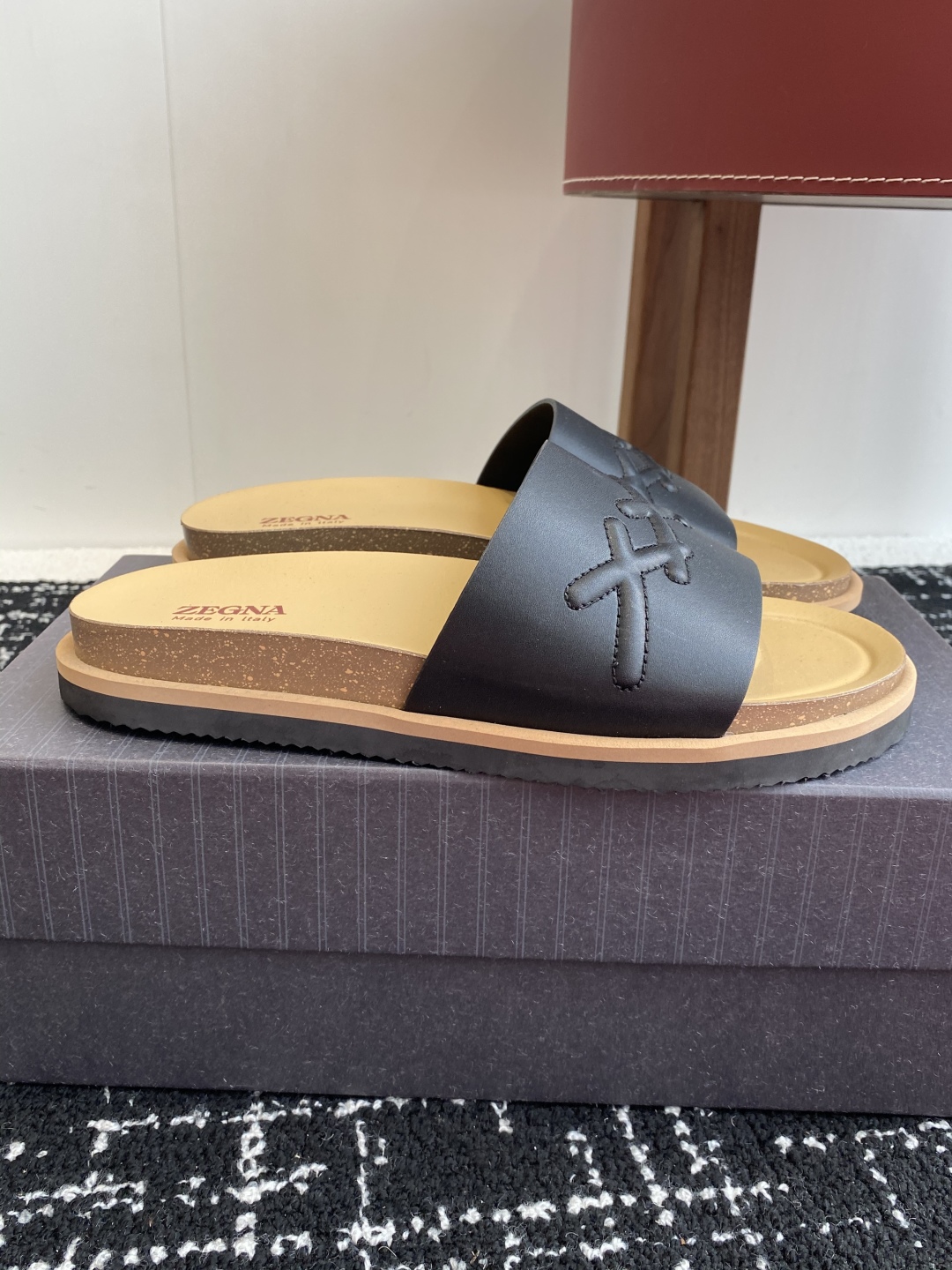 代购级
ZEGNA 杰尼亚 xxx系列 一字 厚底 老钱风 凉拖鞋

原版购入开发 做货 这款zegna