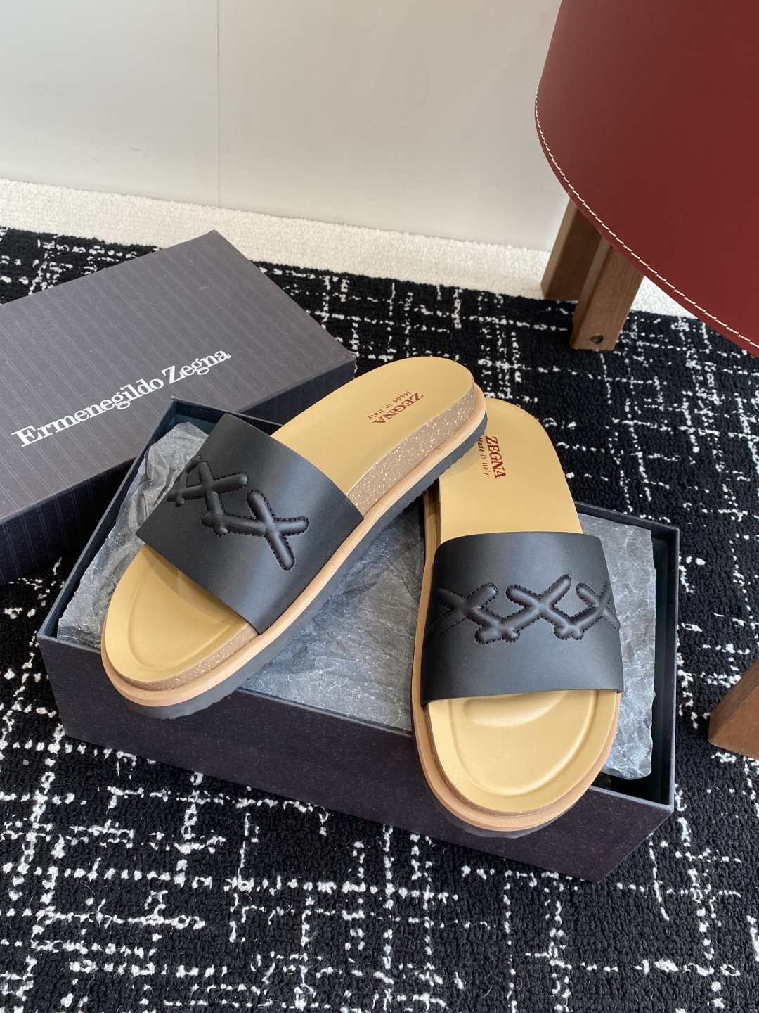 代购级
ZEGNA 杰尼亚 xxx系列 一字 厚底 老钱风 凉拖鞋

原版购入开发 做货 这款zegna