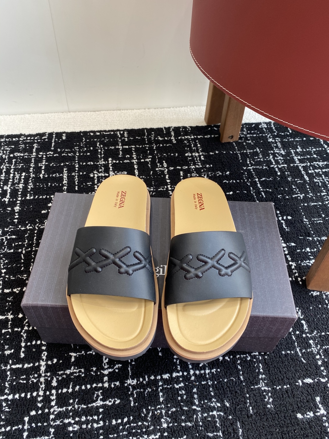代购级
ZEGNA 杰尼亚 xxx系列 一字 厚底 老钱风 凉拖鞋

原版购入开发 做货 这款zegna