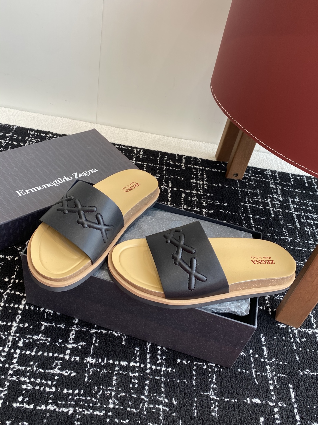 代购级
ZEGNA 杰尼亚 xxx系列 一字 厚底 老钱风 凉拖鞋

原版购入开发 做货 这款zegna