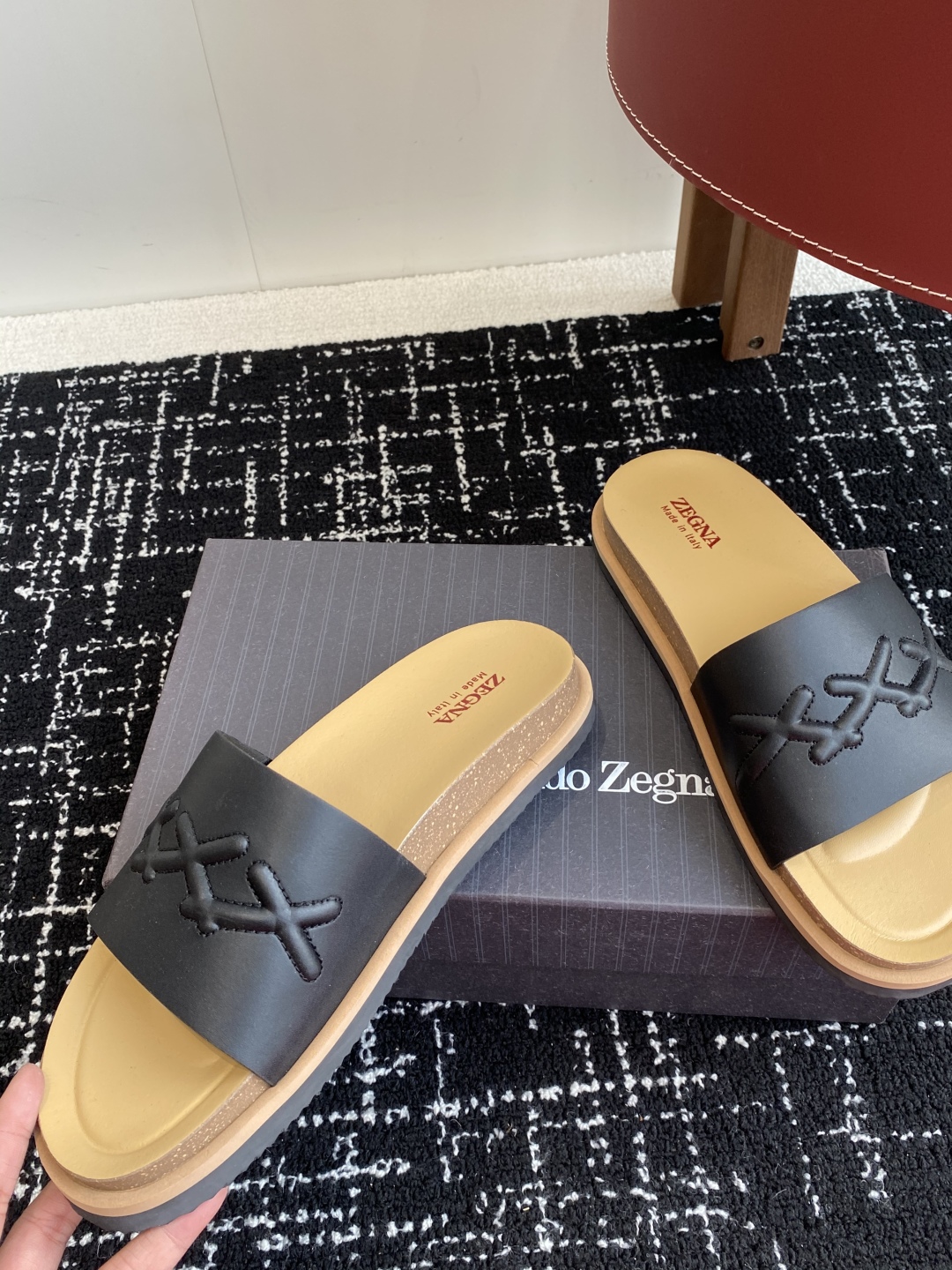 代购级
ZEGNA 杰尼亚 xxx系列 一字 厚底 老钱风 凉拖鞋

原版购入开发 做货 这款zegna