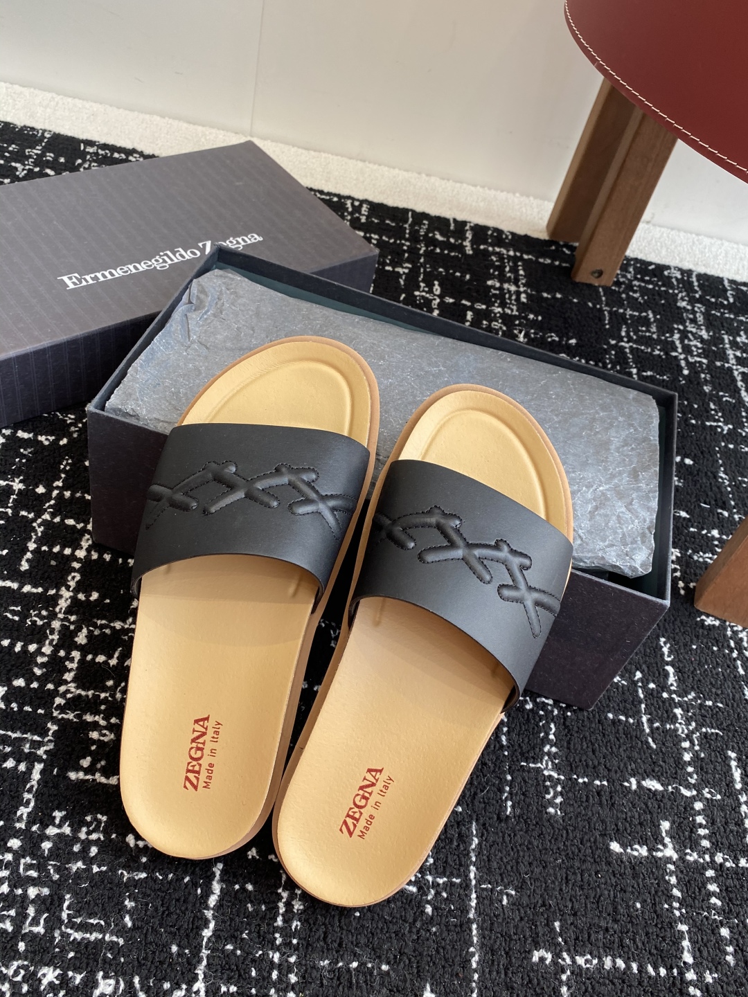 代购级
ZEGNA 杰尼亚 xxx系列 一字 厚底 老钱风 凉拖鞋

原版购入开发 做货 这款zegna