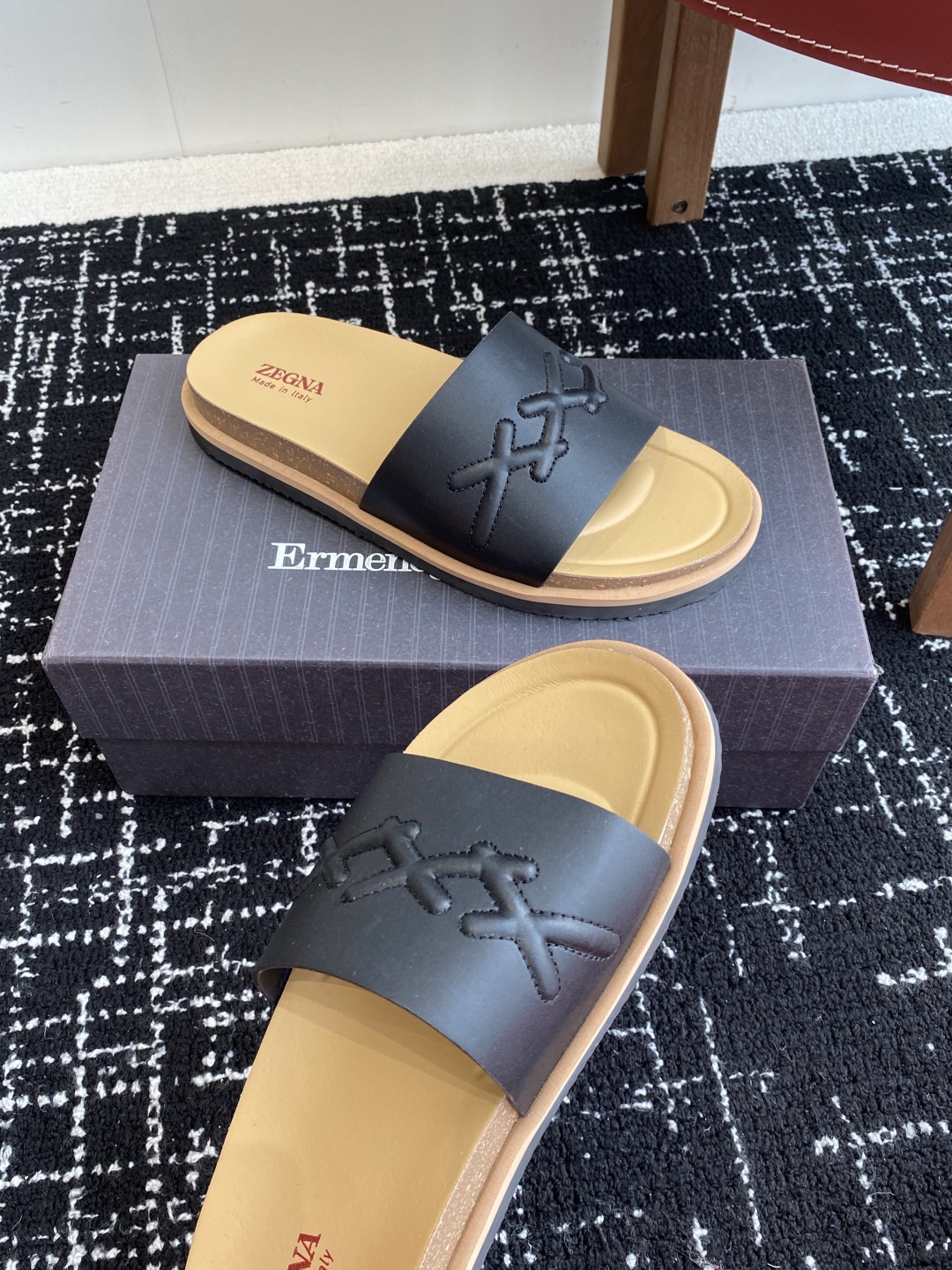代购级
ZEGNA 杰尼亚 xxx系列 一字 厚底 老钱风 凉拖鞋

原版购入开发 做货 这款zegna