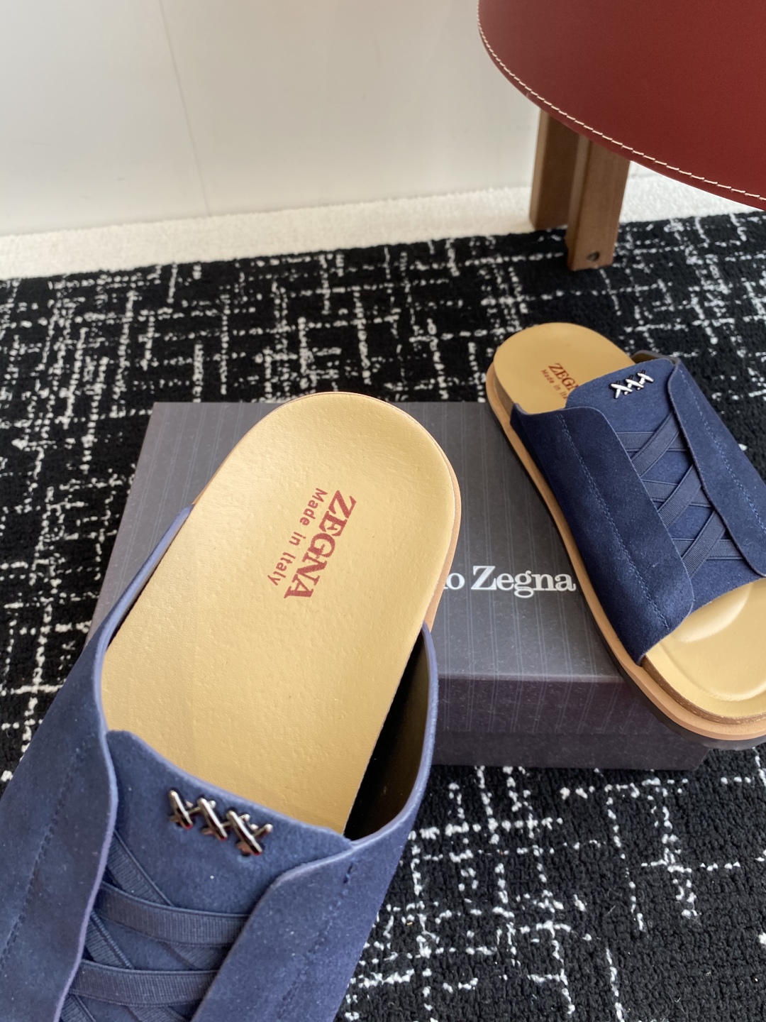 代购级
ZEGNA 杰尼亚 xxx系列 一字 厚底 老钱风 凉拖鞋

原版购入开发 做货 这款zegna
