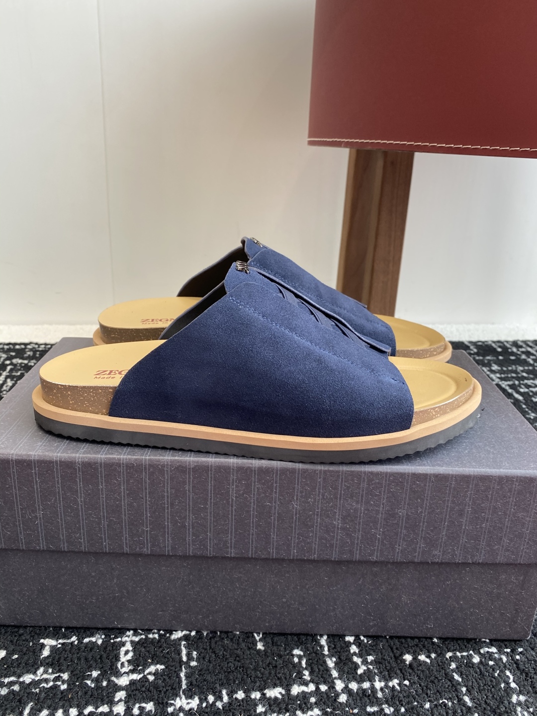 代购级
ZEGNA 杰尼亚 xxx系列 一字 厚底 老钱风 凉拖鞋

原版购入开发 做货 这款zegna