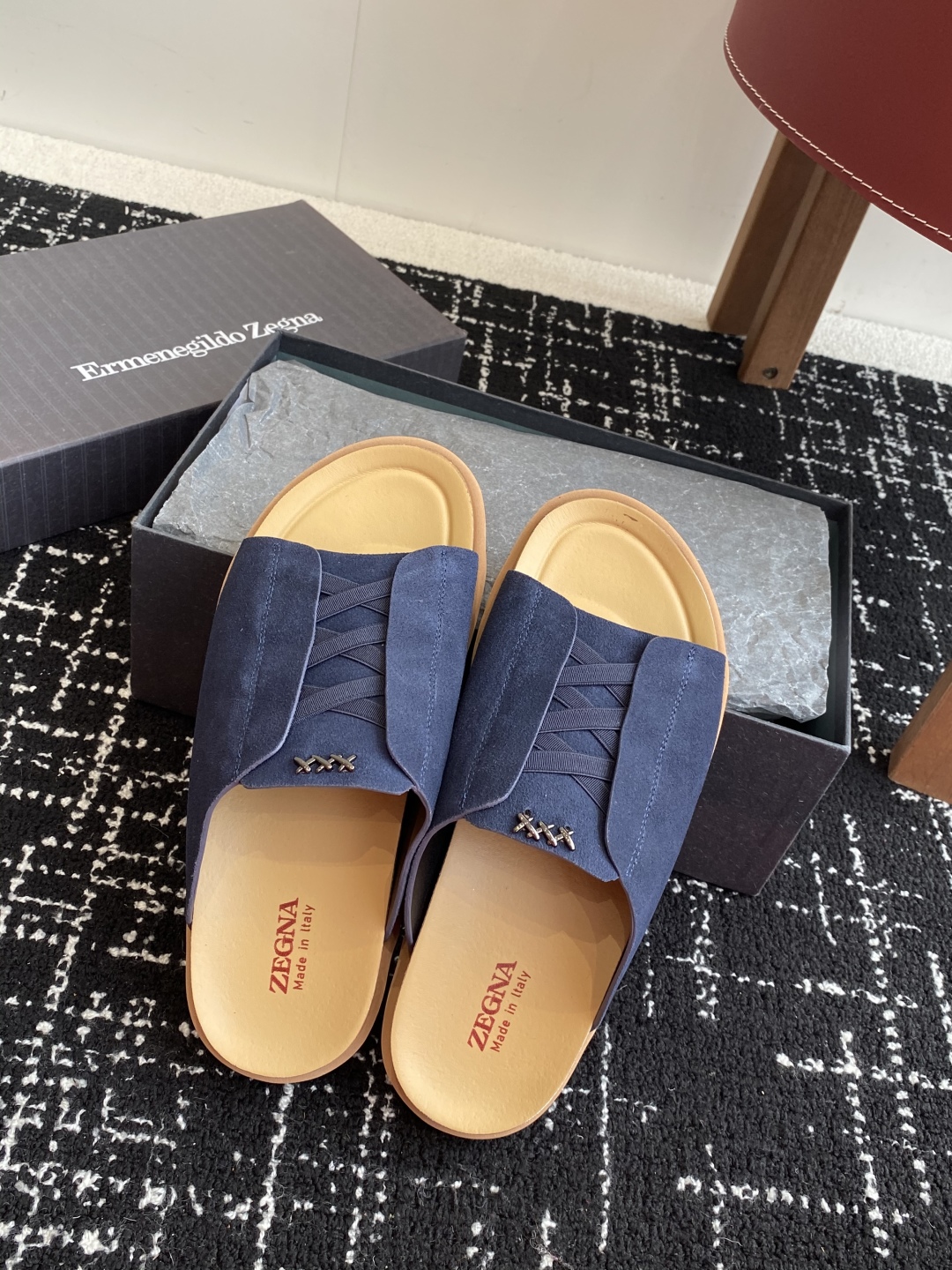 代购级
ZEGNA 杰尼亚 xxx系列 一字 厚底 老钱风 凉拖鞋

原版购入开发 做货 这款zegna