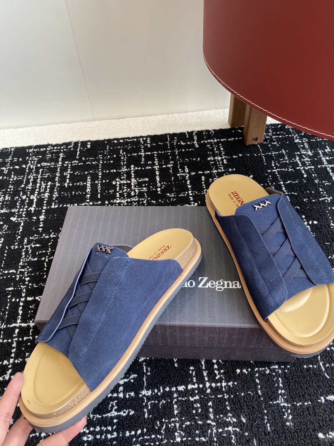 代购级
ZEGNA 杰尼亚 xxx系列 一字 厚底 老钱风 凉拖鞋

原版购入开发 做货 这款zegna