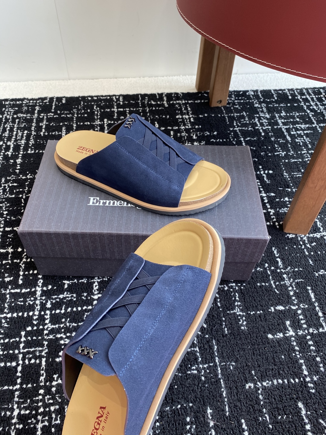 代购级
ZEGNA 杰尼亚 xxx系列 一字 厚底 老钱风 凉拖鞋

原版购入开发 做货 这款zegna