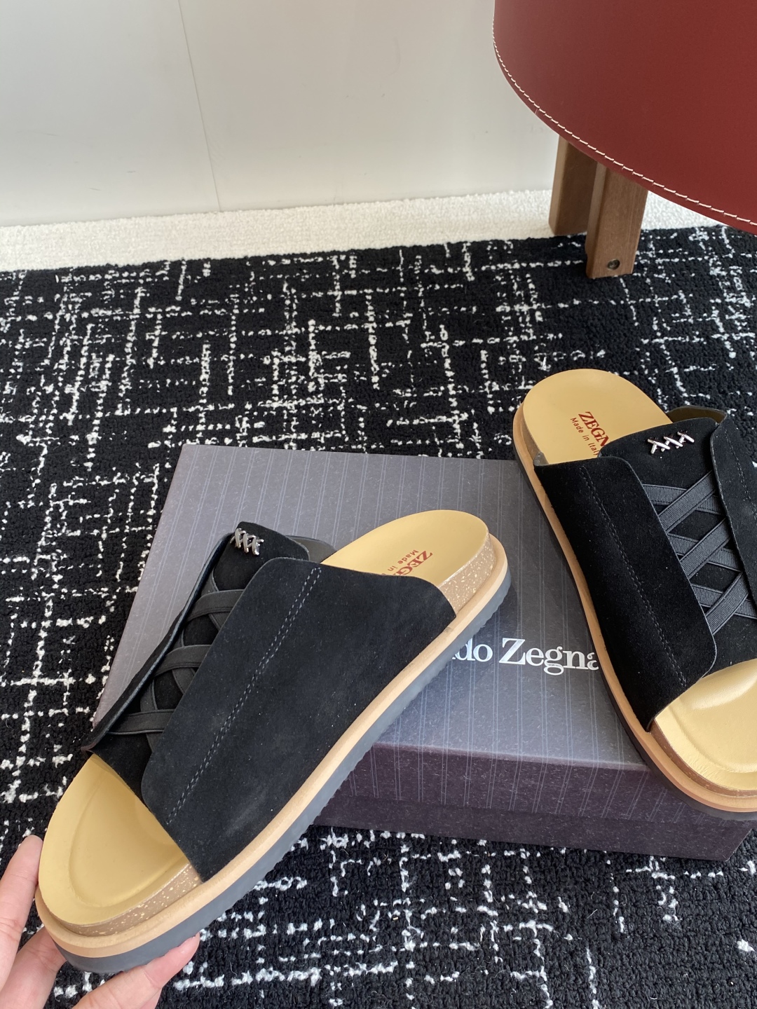 代购级
ZEGNA 杰尼亚 xxx系列 一字 厚底 老钱风 凉拖鞋

原版购入开发 做货 这款zegna