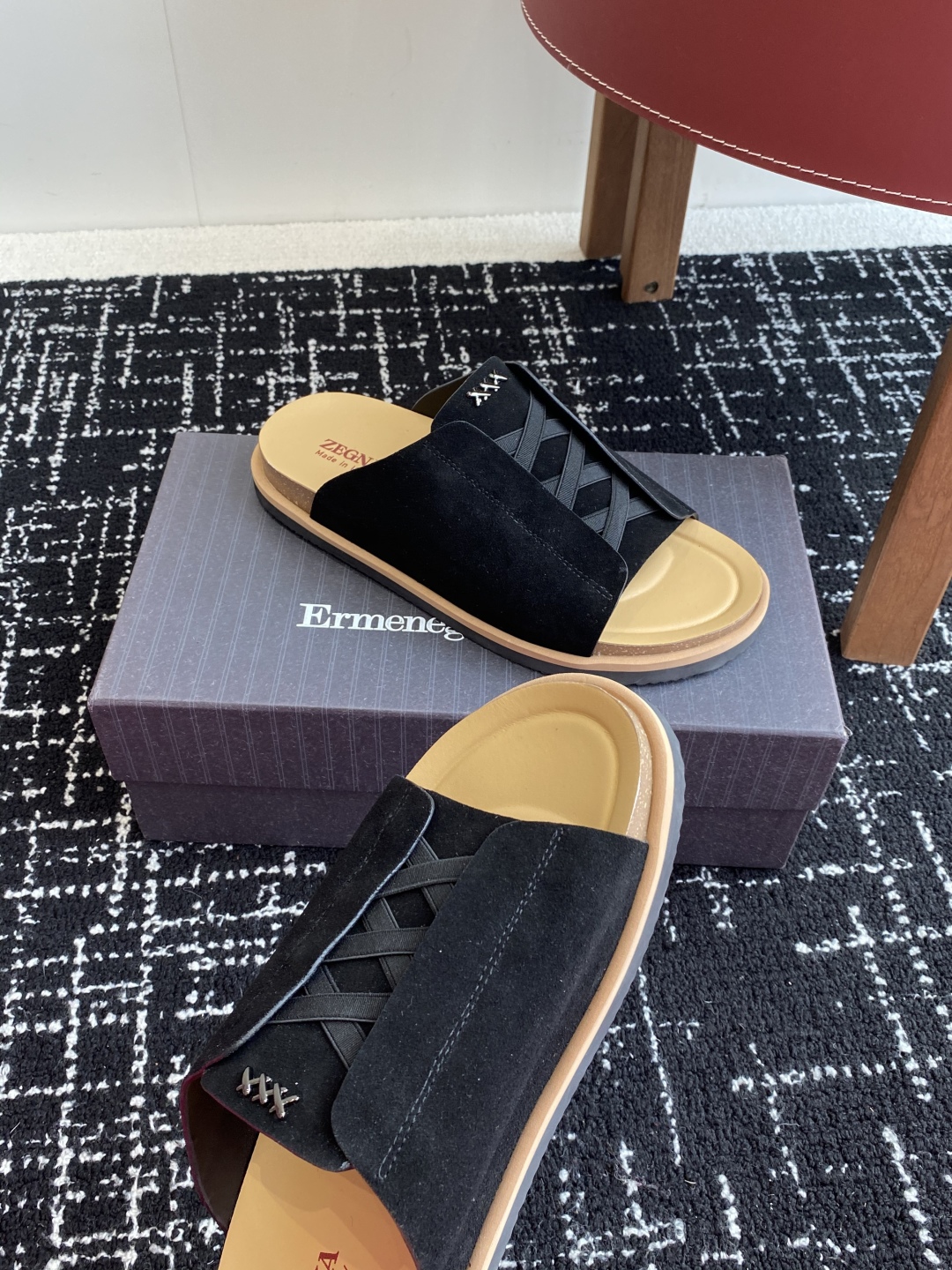 代购级
ZEGNA 杰尼亚 xxx系列 一字 厚底 老钱风 凉拖鞋

原版购入开发 做货 这款zegna