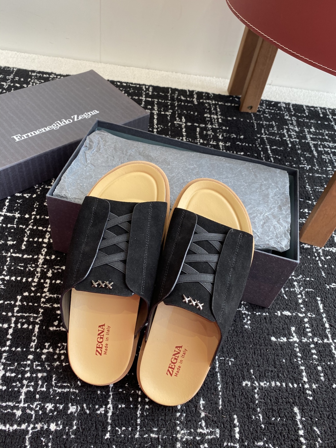代购级
ZEGNA 杰尼亚 xxx系列 一字 厚底 老钱风 凉拖鞋

原版购入开发 做货 这款zegna