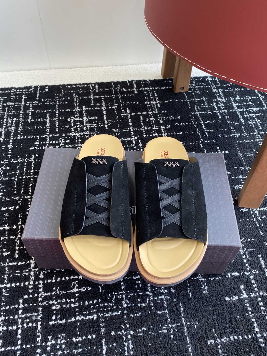 代购级
ZEGNA 杰尼亚 xxx系列 一字 厚底 老钱风 凉拖鞋

原版购入开发 做货 这款zegna