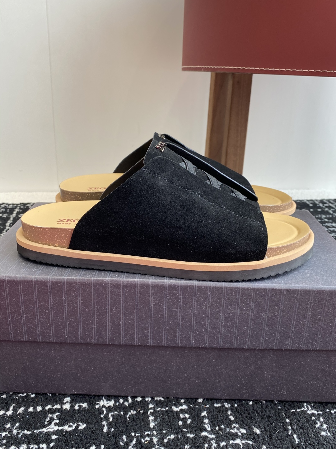 代购级
ZEGNA 杰尼亚 xxx系列 一字 厚底 老钱风 凉拖鞋

原版购入开发 做货 这款zegna