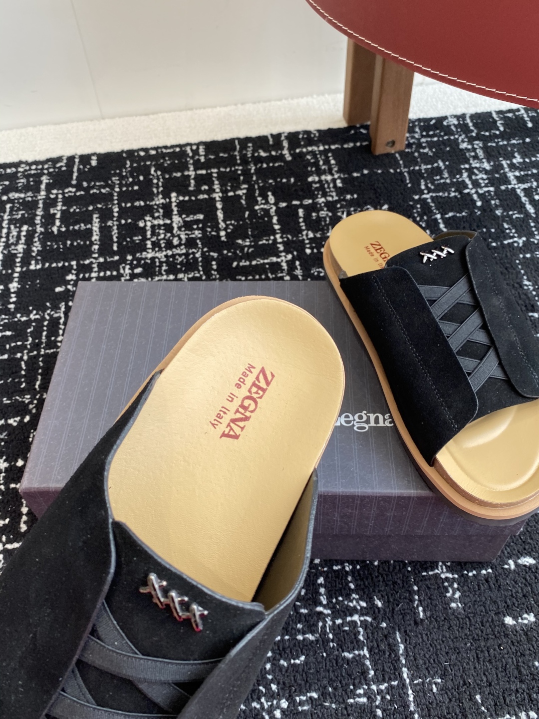 代购级
ZEGNA 杰尼亚 xxx系列 一字 厚底 老钱风 凉拖鞋

原版购入开发 做货 这款zegna