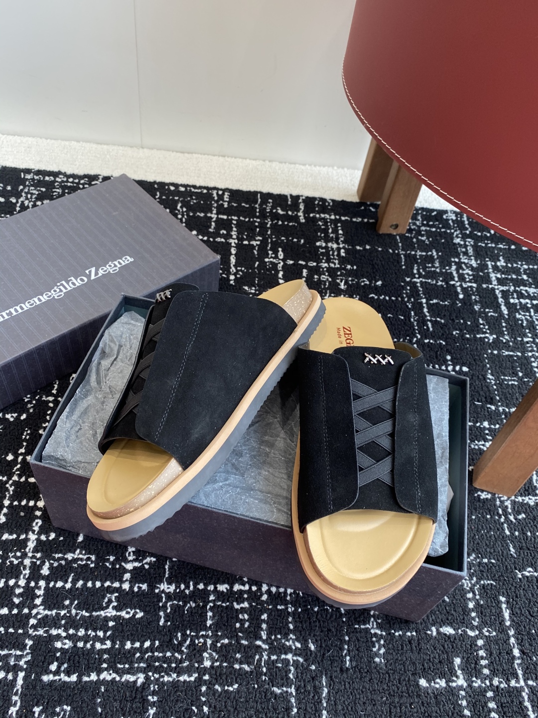代购级
ZEGNA 杰尼亚 xxx系列 一字 厚底 老钱风 凉拖鞋

原版购入开发 做货 这款zegna