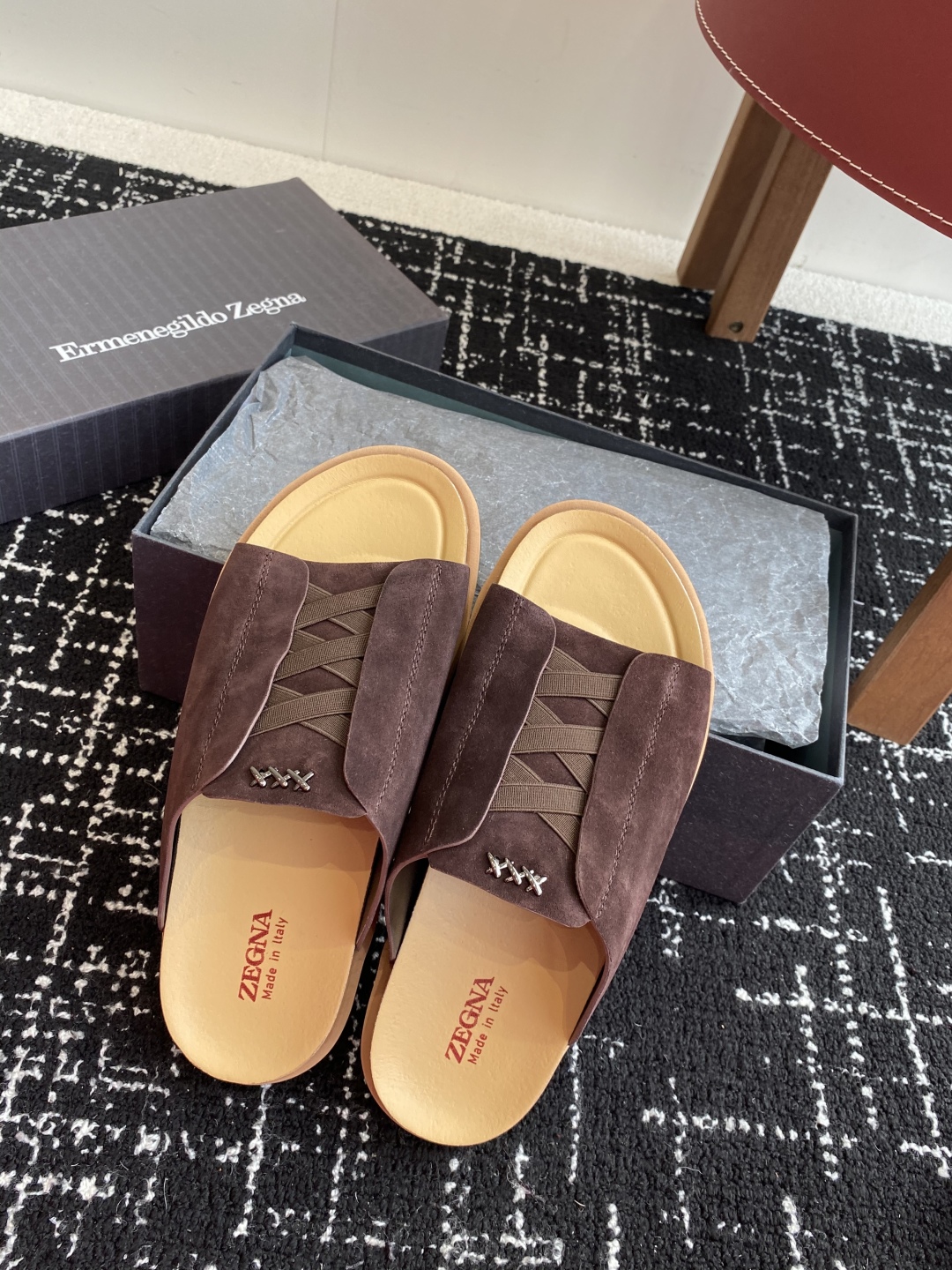 代购级
ZEGNA 杰尼亚 xxx系列 一字 厚底 老钱风 凉拖鞋

原版购入开发 做货 这款zegna