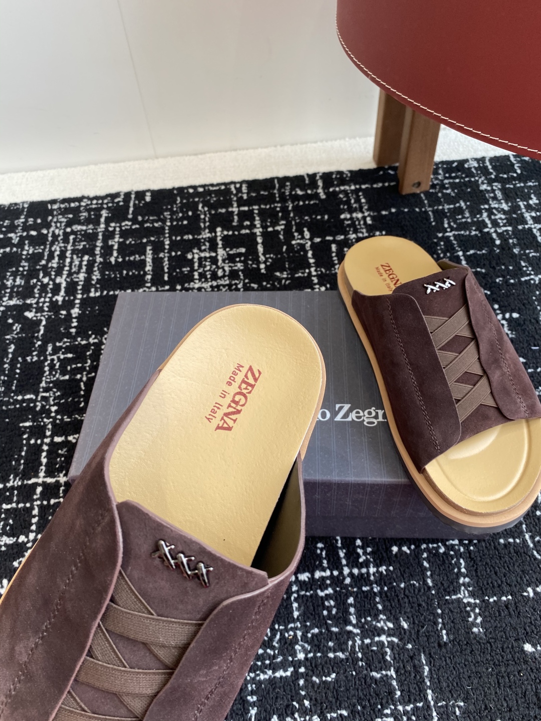 代购级
ZEGNA 杰尼亚 xxx系列 一字 厚底 老钱风 凉拖鞋

原版购入开发 做货 这款zegna