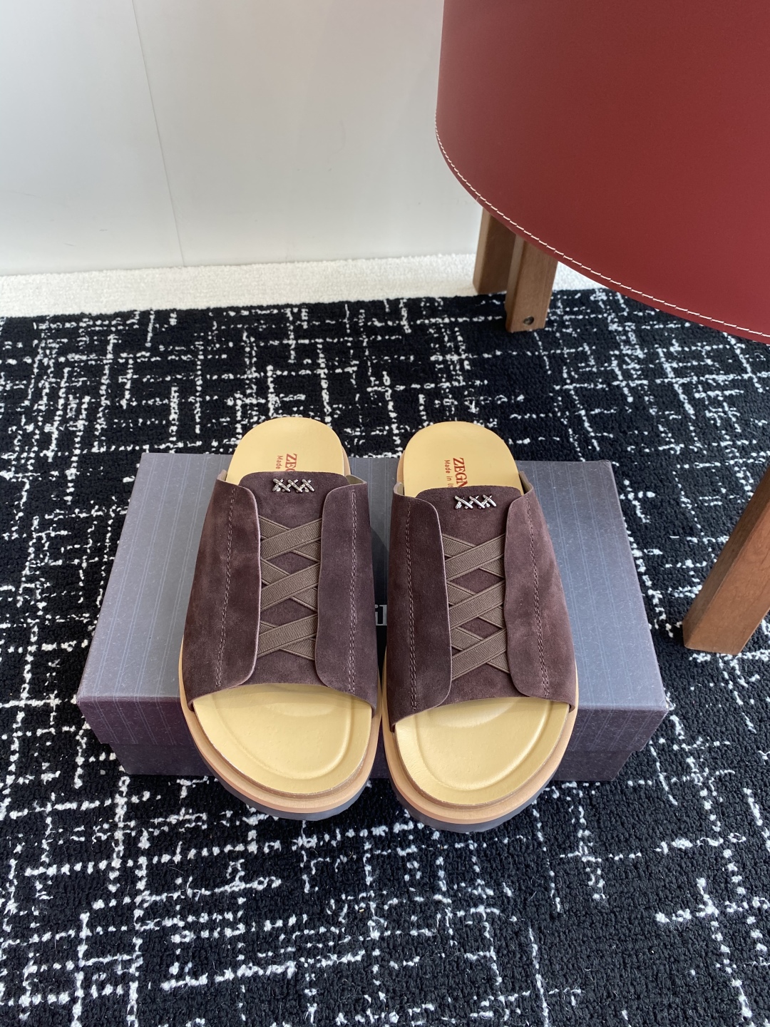 代购级
ZEGNA 杰尼亚 xxx系列 一字 厚底 老钱风 凉拖鞋

原版购入开发 做货 这款zegna