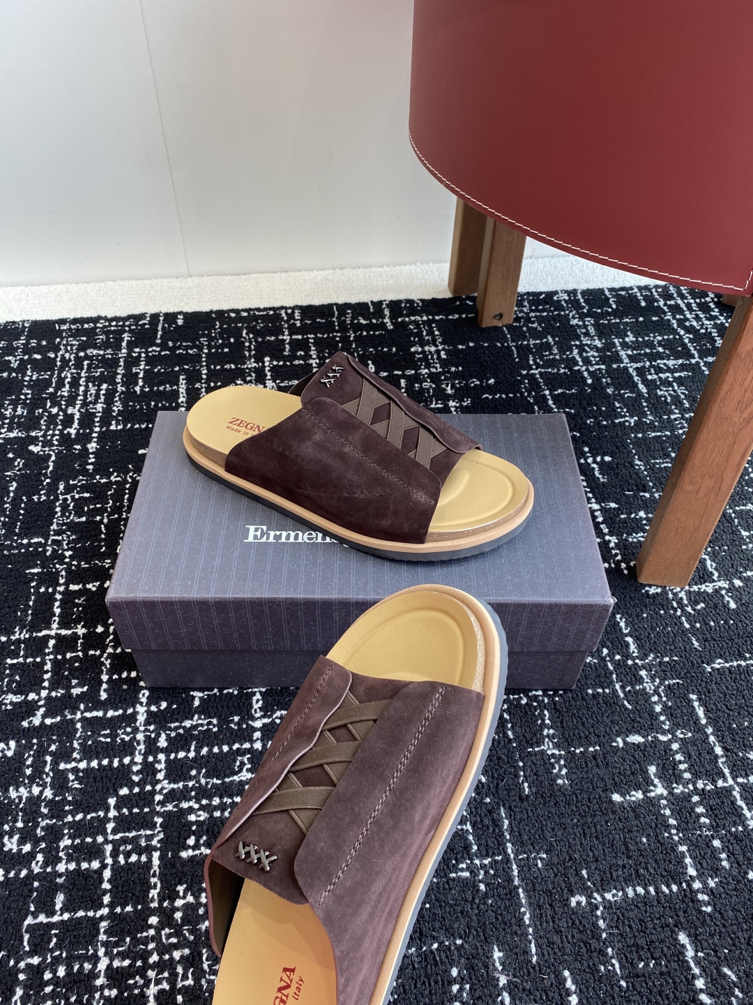 代购级
ZEGNA 杰尼亚 xxx系列 一字 厚底 老钱风 凉拖鞋

原版购入开发 做货 这款zegna