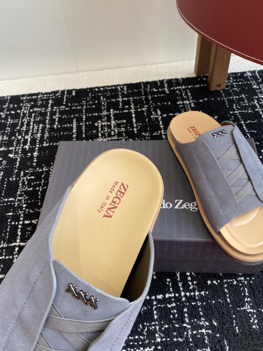 代购级
ZEGNA 杰尼亚 xxx系列 一字 厚底 老钱风 凉拖鞋

原版购入开发 做货 这款zegna