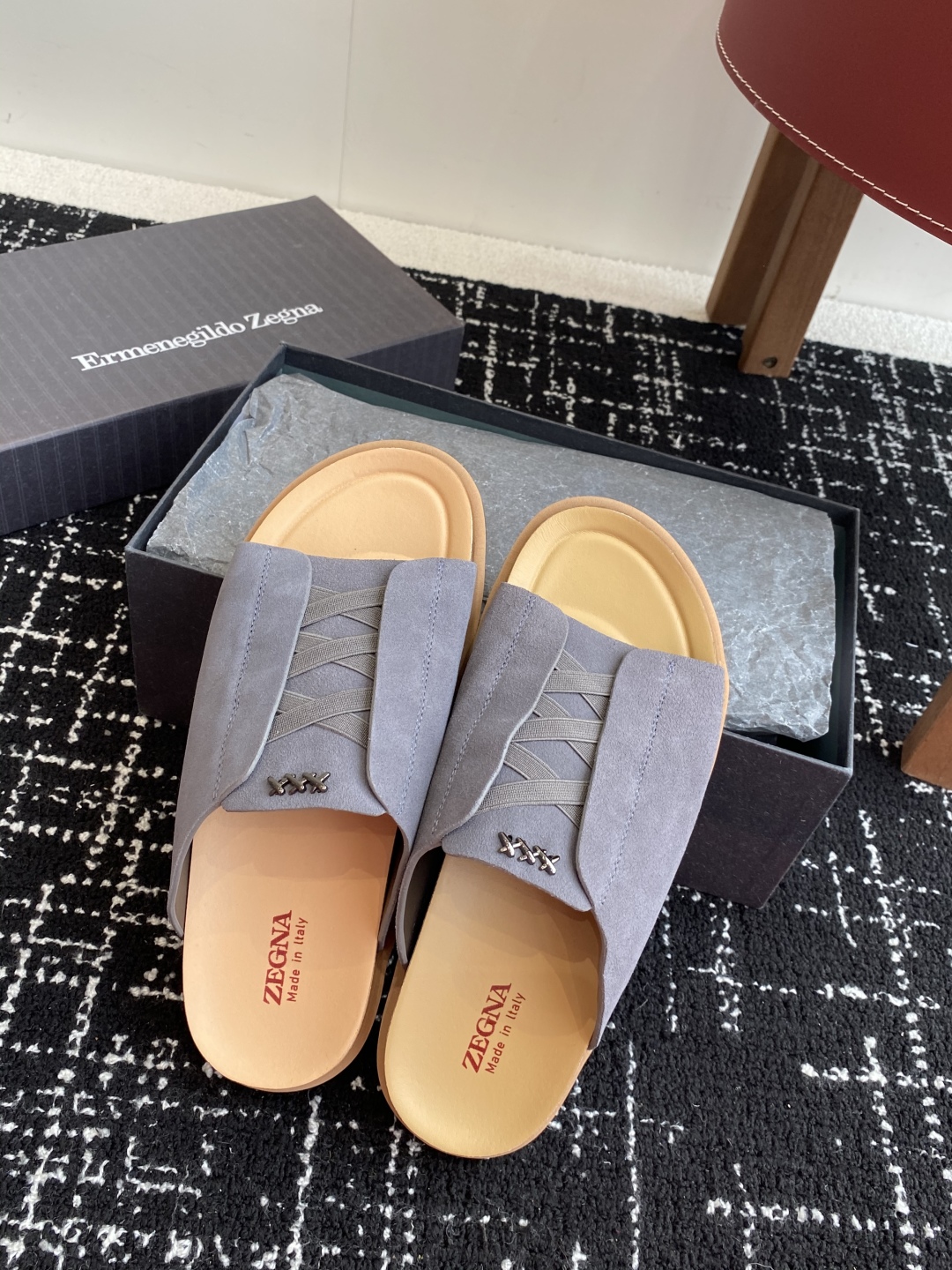 代购级
ZEGNA 杰尼亚 xxx系列 一字 厚底 老钱风 凉拖鞋

原版购入开发 做货 这款zegna