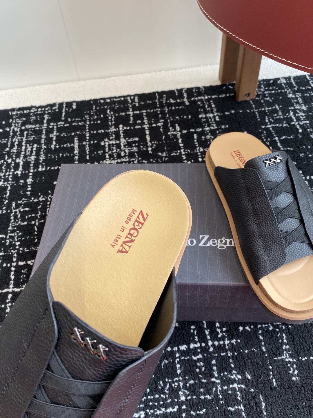 代购级
ZEGNA 杰尼亚 xxx系列 一字 厚底 老钱风 凉拖鞋

原版购入开发 做货 这款zegna