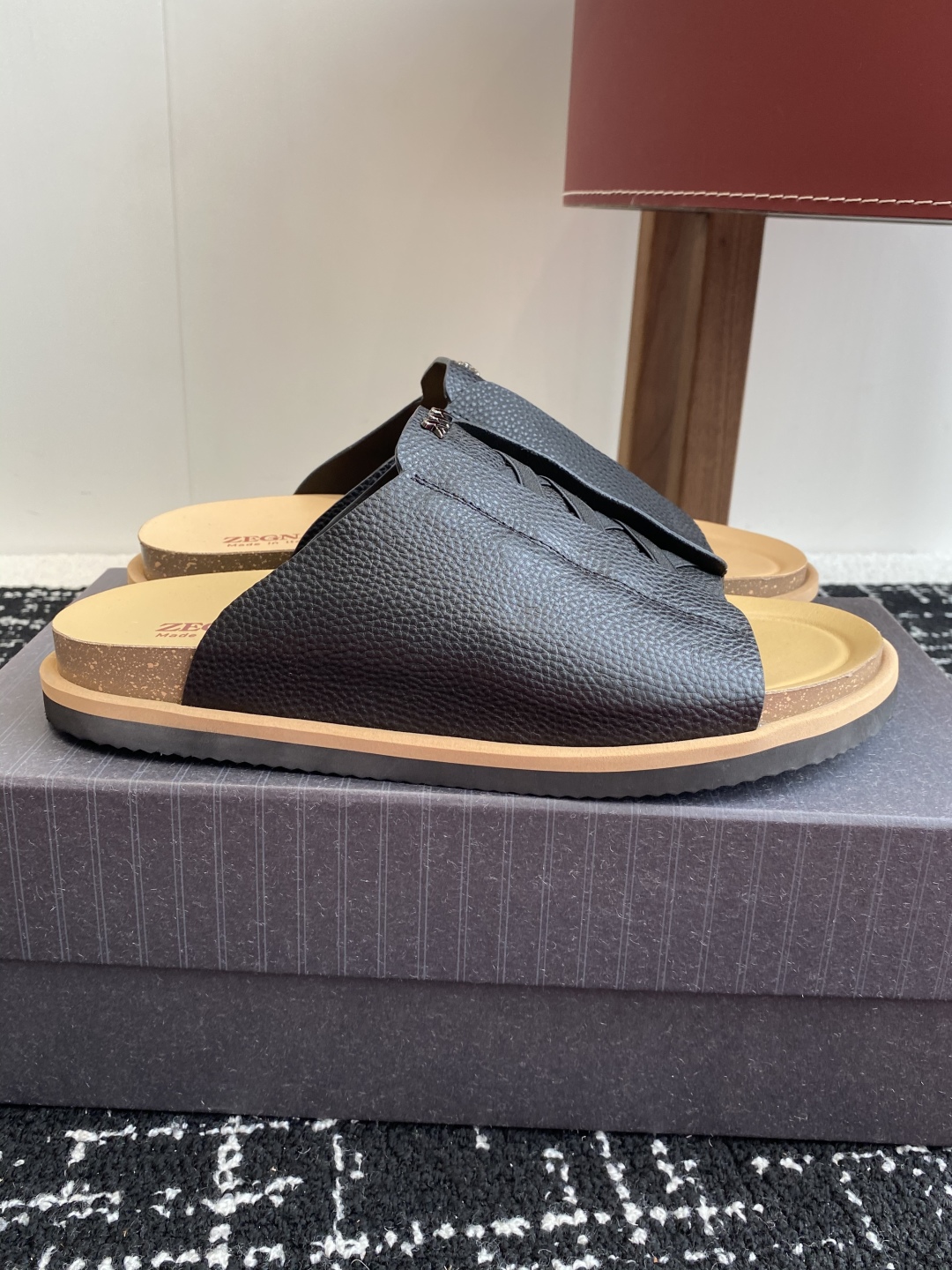 代购级
ZEGNA 杰尼亚 xxx系列 一字 厚底 老钱风 凉拖鞋

原版购入开发 做货 这款zegna