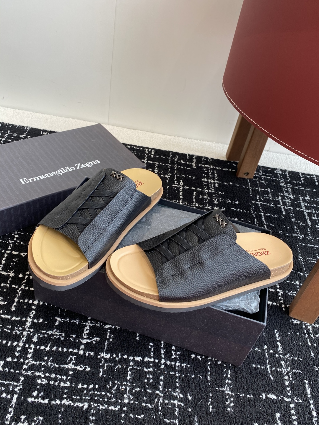 代购级
ZEGNA 杰尼亚 xxx系列 一字 厚底 老钱风 凉拖鞋

原版购入开发 做货 这款zegna