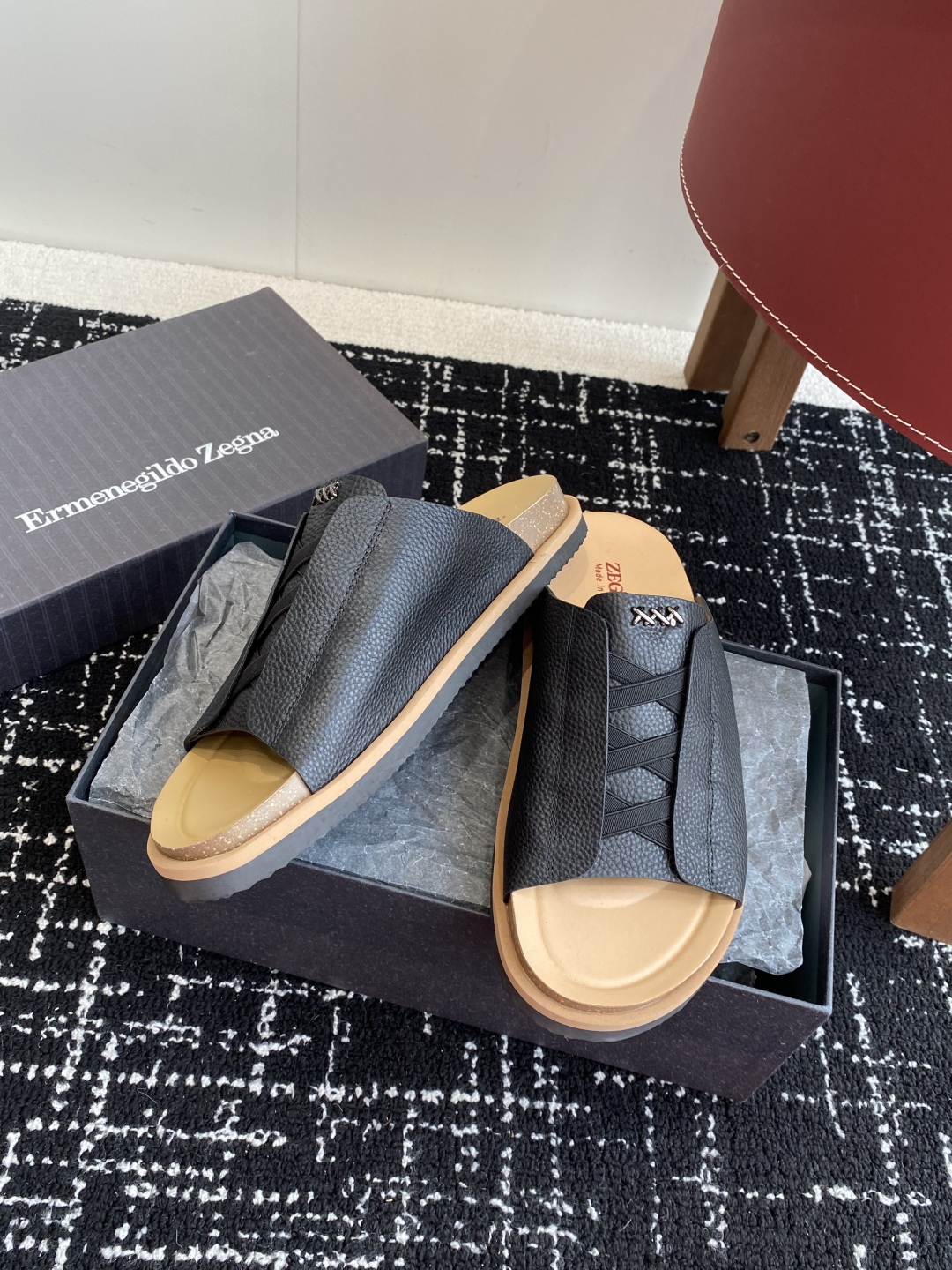 代购级
ZEGNA 杰尼亚 xxx系列 一字 厚底 老钱风 凉拖鞋

原版购入开发 做货 这款zegna