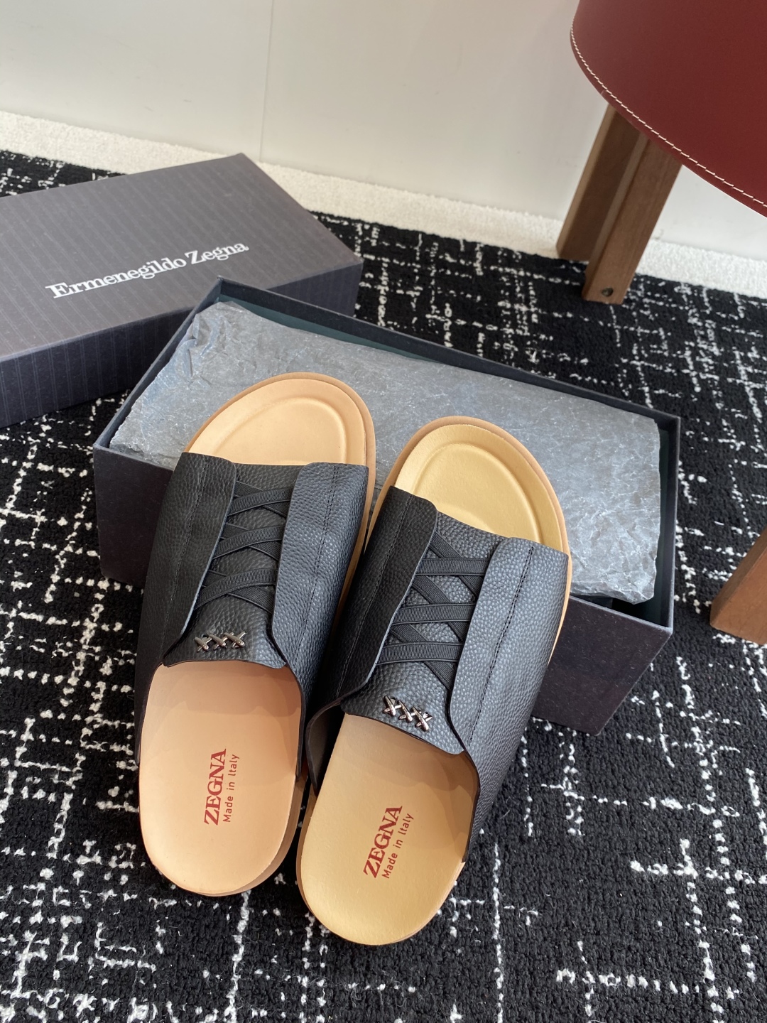 代购级
ZEGNA 杰尼亚 xxx系列 一字 厚底 老钱风 凉拖鞋

原版购入开发 做货 这款zegna