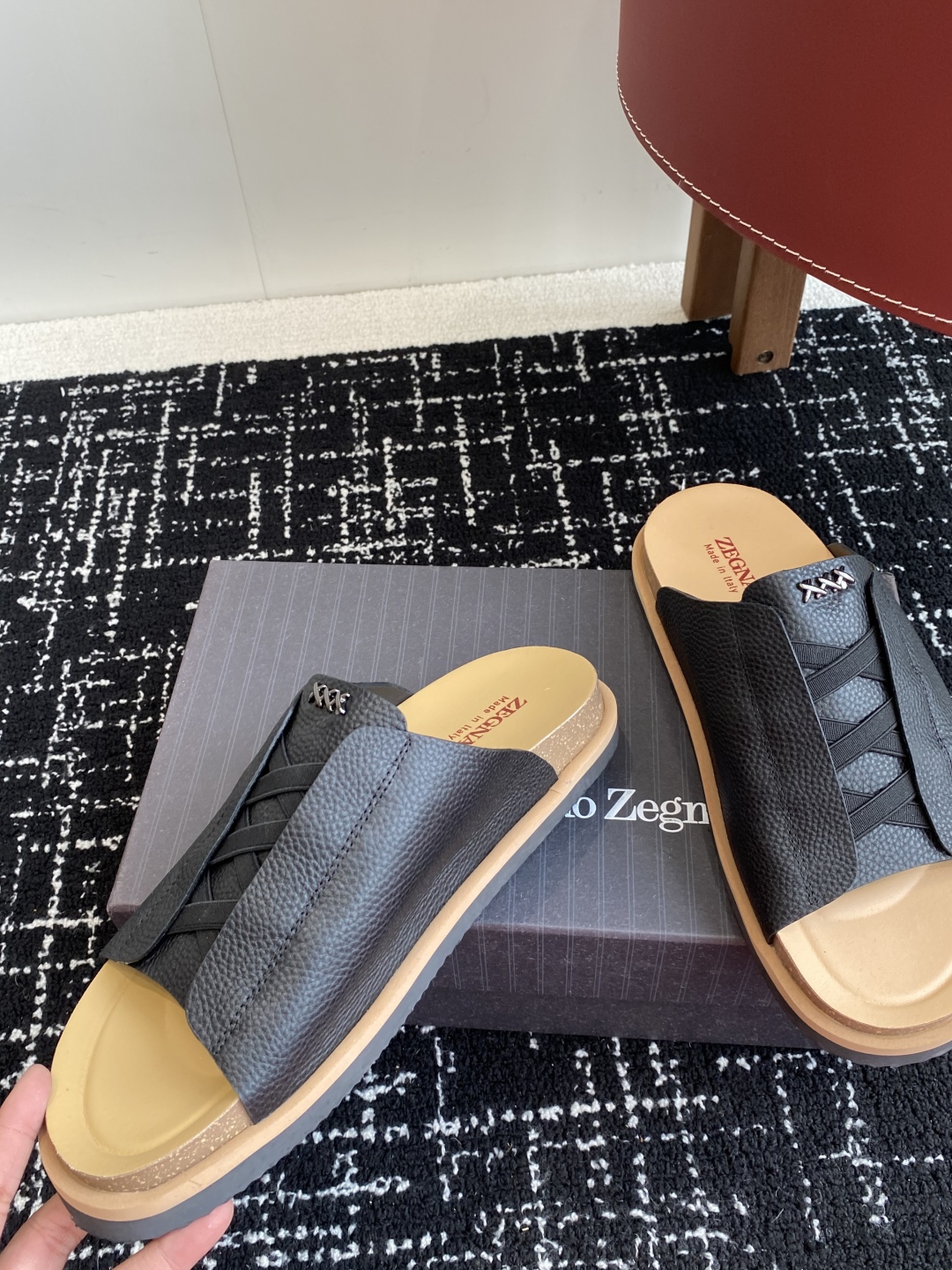 代购级
ZEGNA 杰尼亚 xxx系列 一字 厚底 老钱风 凉拖鞋

原版购入开发 做货 这款zegna