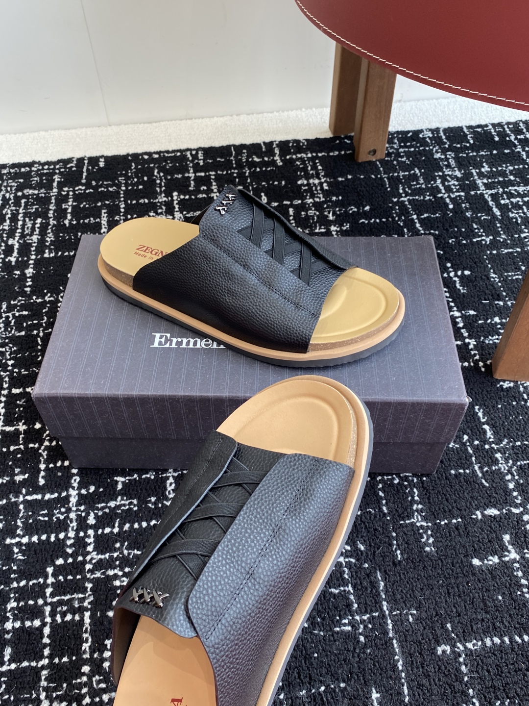 代购级
ZEGNA 杰尼亚 xxx系列 一字 厚底 老钱风 凉拖鞋

原版购入开发 做货 这款zegna