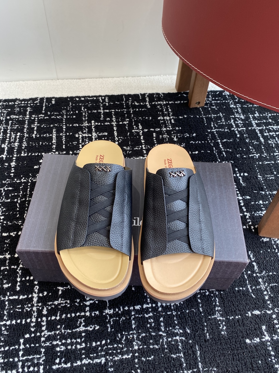 代购级
ZEGNA 杰尼亚 xxx系列 一字 厚底 老钱风 凉拖鞋

原版购入开发 做货 这款zegna
