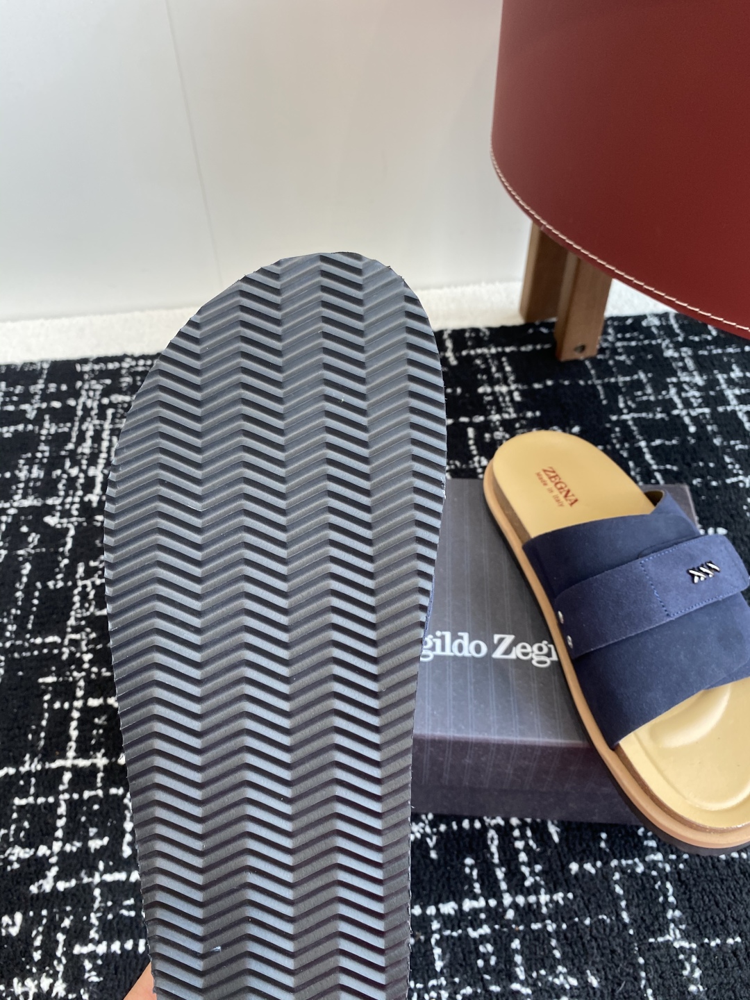 代购级
ZEGNA 杰尼亚 xxx系列 一字 厚底 老钱风 凉拖鞋

原版购入开发 做货 这款zegna