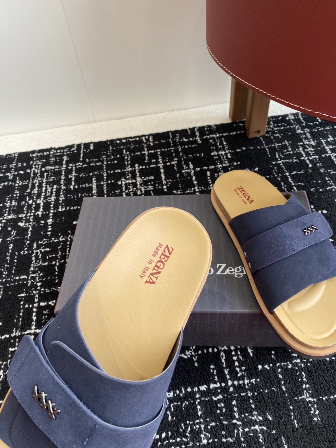 代购级
ZEGNA 杰尼亚 xxx系列 一字 厚底 老钱风 凉拖鞋

原版购入开发 做货 这款zegna