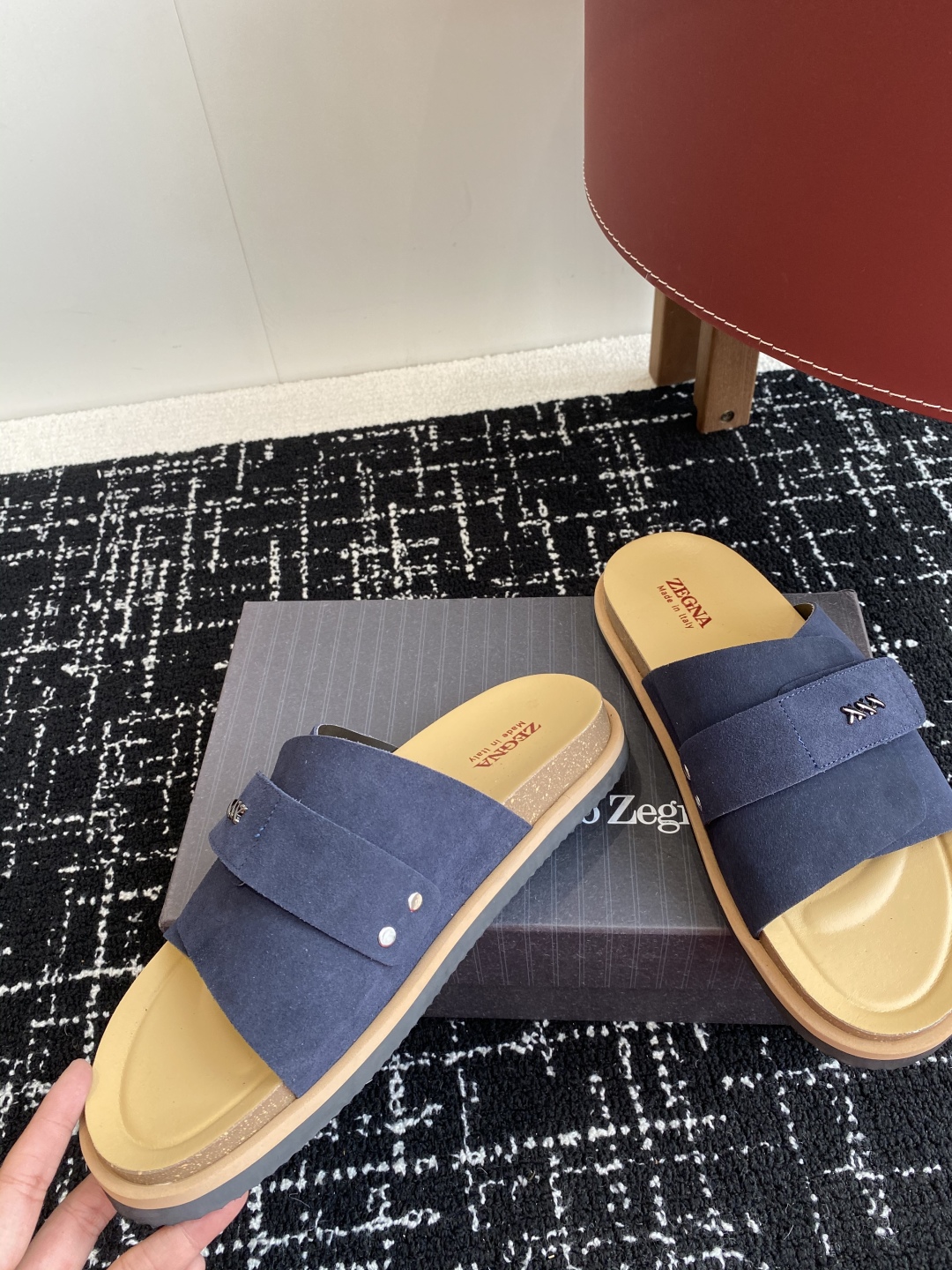 代购级
ZEGNA 杰尼亚 xxx系列 一字 厚底 老钱风 凉拖鞋

原版购入开发 做货 这款zegna