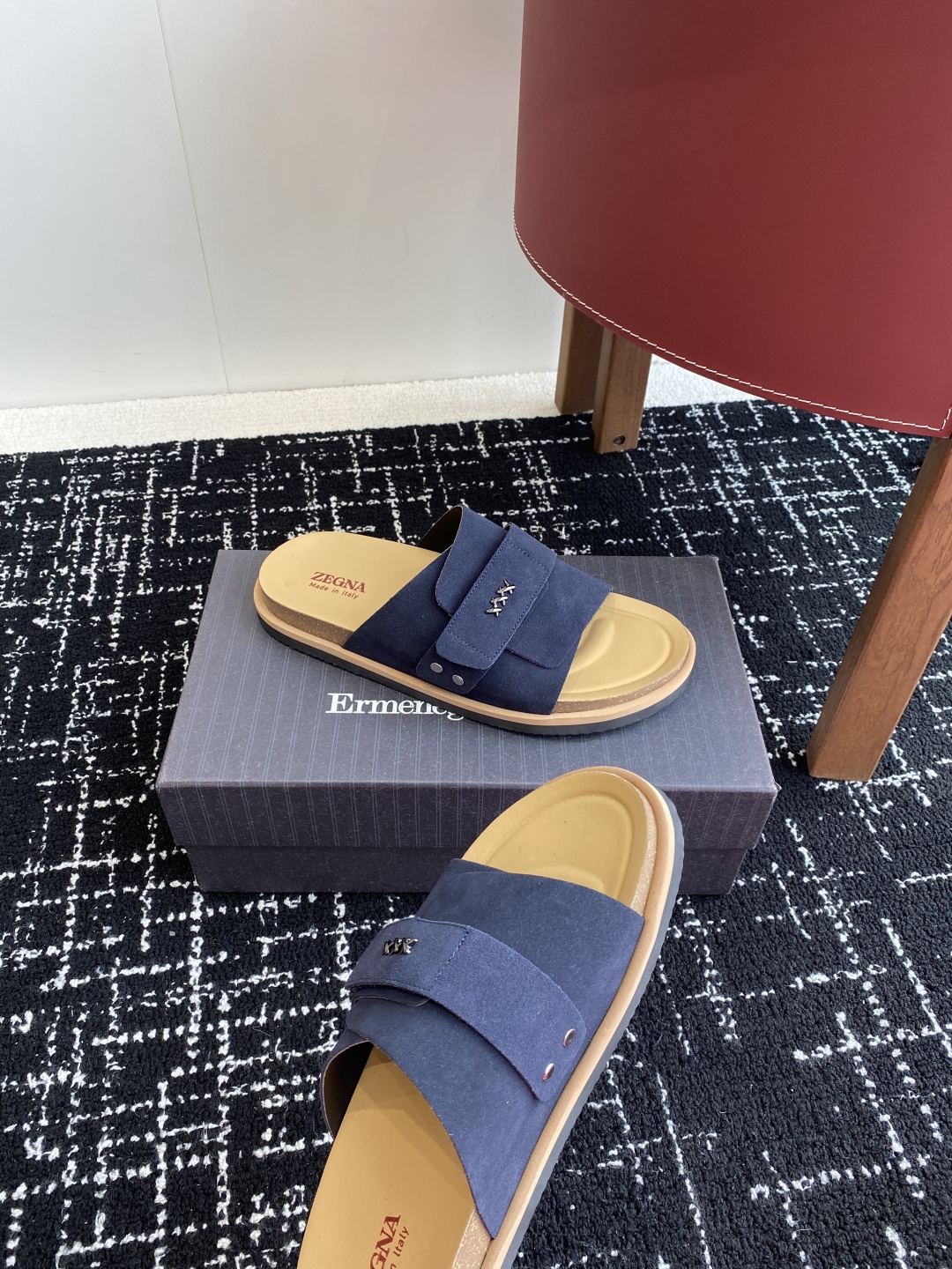代购级
ZEGNA 杰尼亚 xxx系列 一字 厚底 老钱风 凉拖鞋

原版购入开发 做货 这款zegna