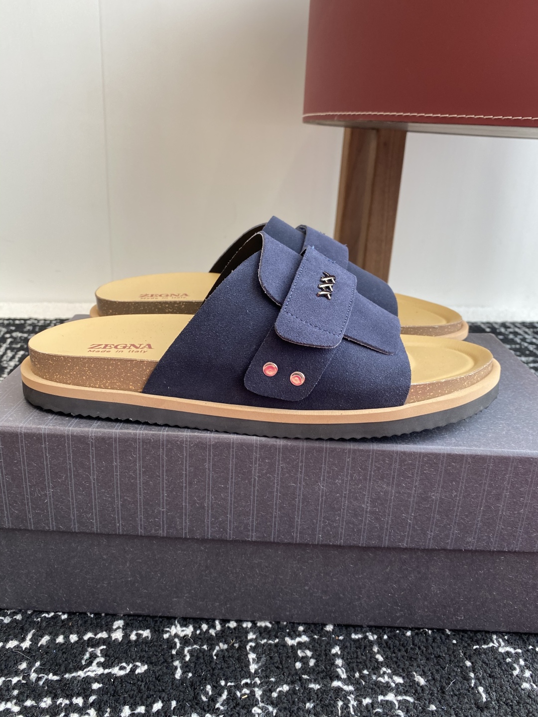 代购级
ZEGNA 杰尼亚 xxx系列 一字 厚底 老钱风 凉拖鞋

原版购入开发 做货 这款zegna