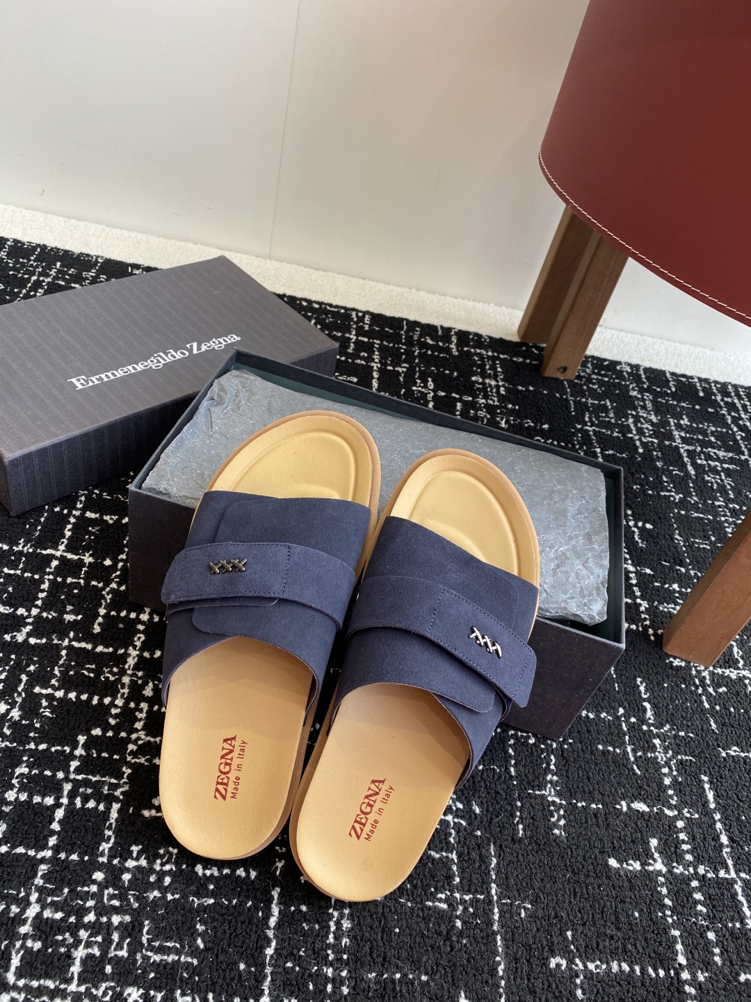 代购级
ZEGNA 杰尼亚 xxx系列 一字 厚底 老钱风 凉拖鞋

原版购入开发 做货 这款zegna