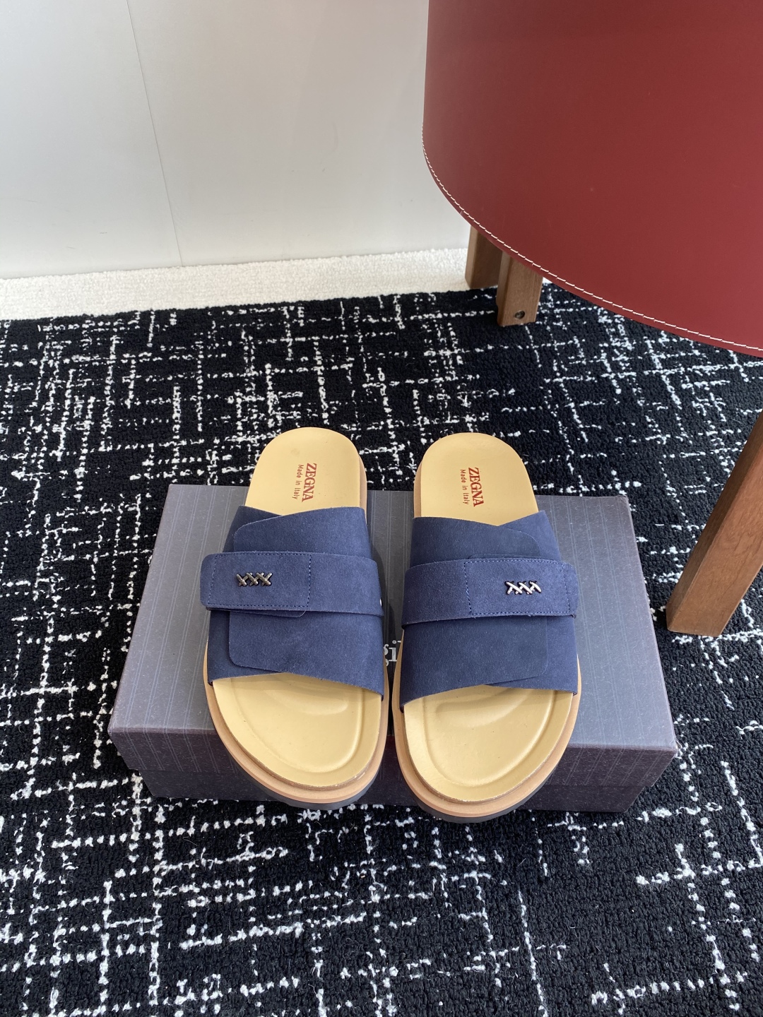 代购级
ZEGNA 杰尼亚 xxx系列 一字 厚底 老钱风 凉拖鞋

原版购入开发 做货 这款zegna