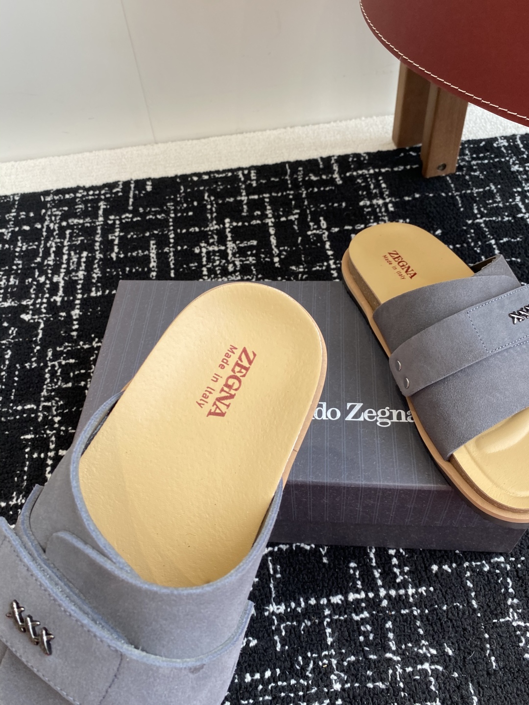 代购级
ZEGNA 杰尼亚 xxx系列 一字 厚底 老钱风 凉拖鞋

原版购入开发 做货 这款zegna