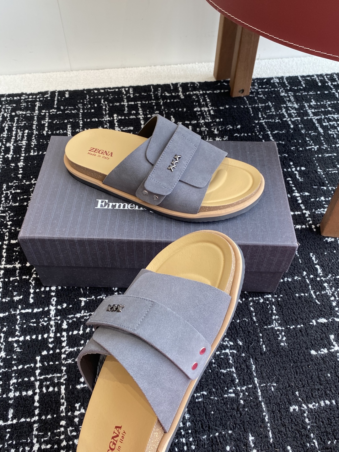 代购级
ZEGNA 杰尼亚 xxx系列 一字 厚底 老钱风 凉拖鞋

原版购入开发 做货 这款zegna