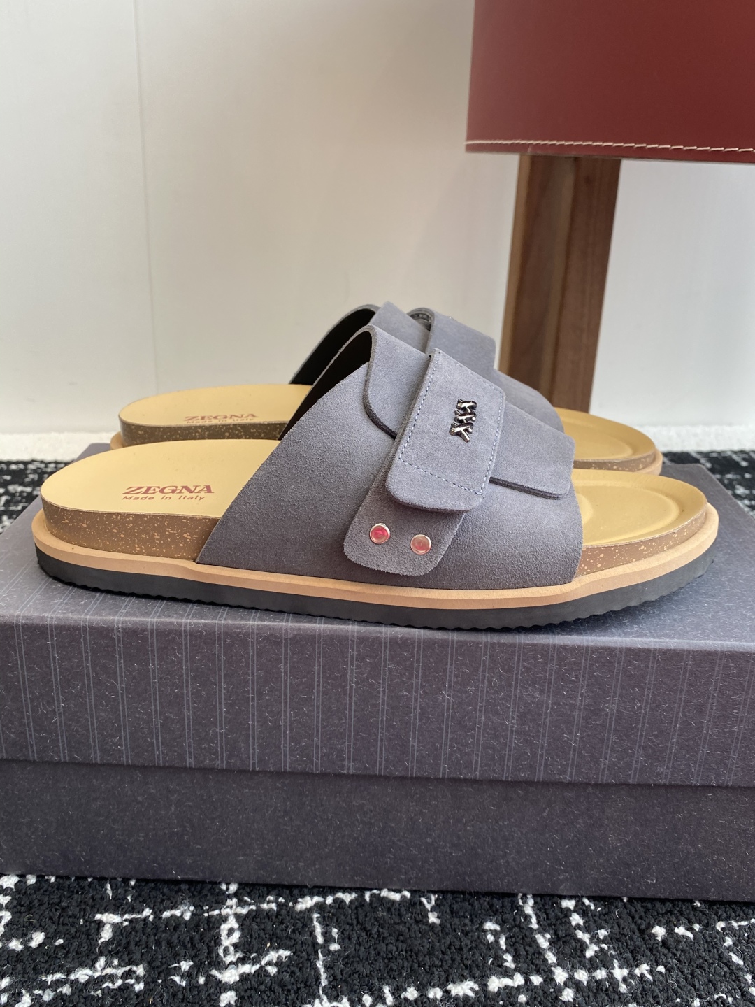 代购级
ZEGNA 杰尼亚 xxx系列 一字 厚底 老钱风 凉拖鞋

原版购入开发 做货 这款zegna