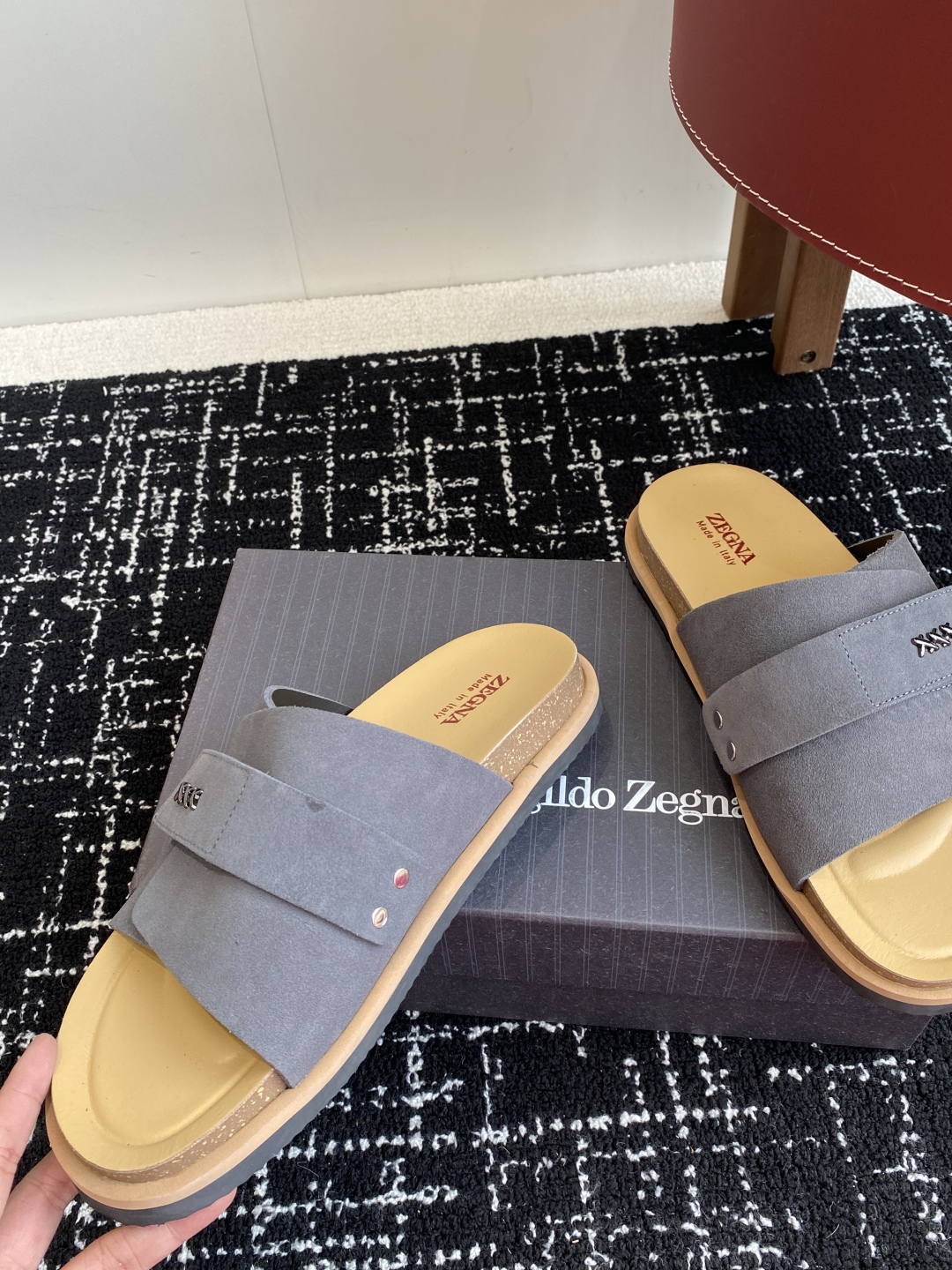 代购级
ZEGNA 杰尼亚 xxx系列 一字 厚底 老钱风 凉拖鞋

原版购入开发 做货 这款zegna