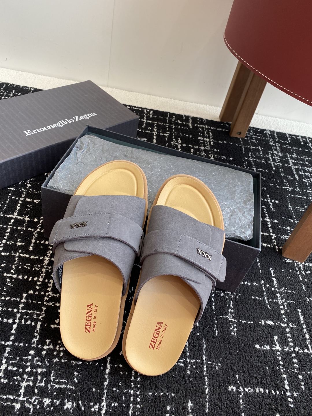 代购级
ZEGNA 杰尼亚 xxx系列 一字 厚底 老钱风 凉拖鞋

原版购入开发 做货 这款zegna