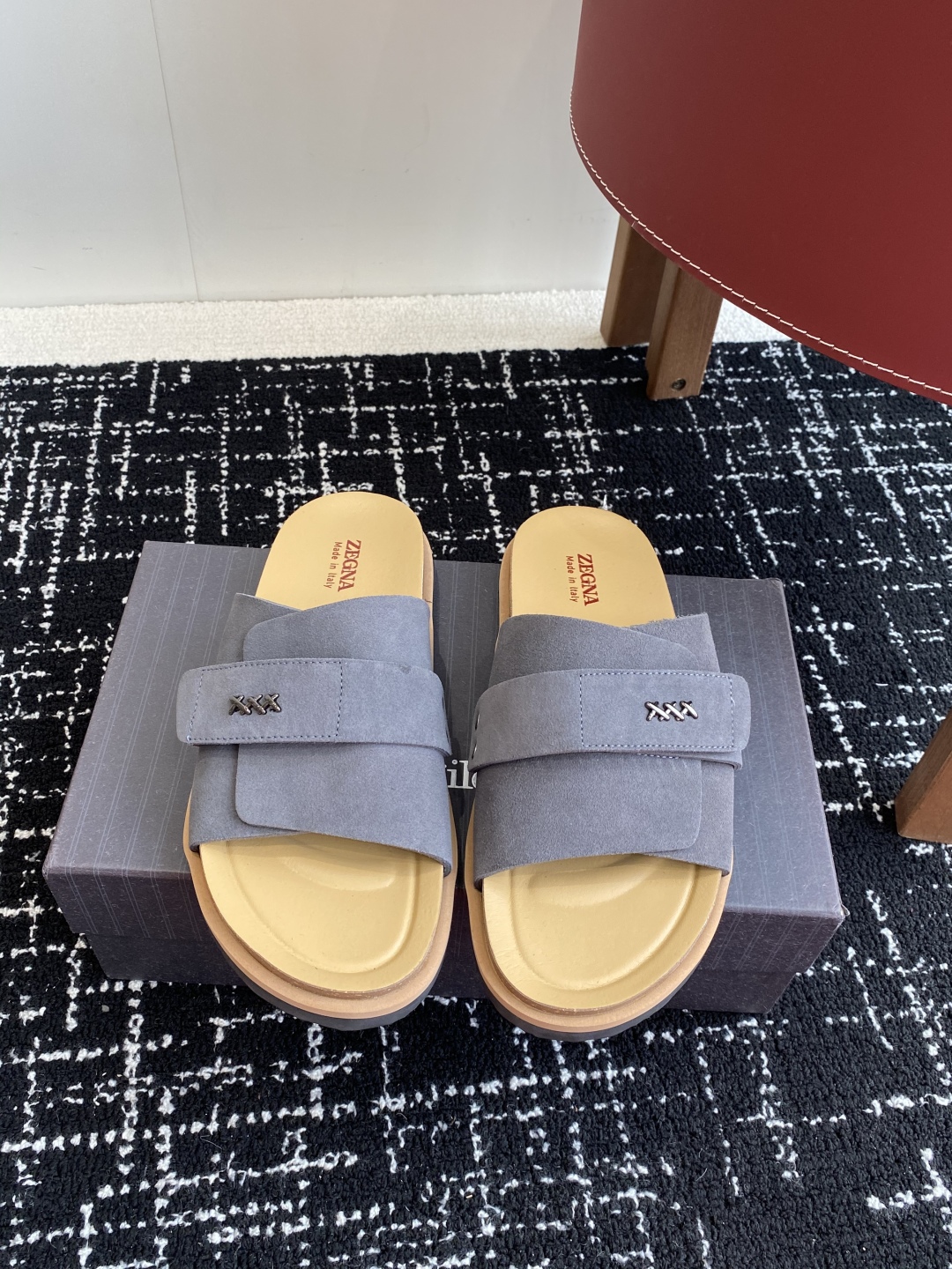 代购级
ZEGNA 杰尼亚 xxx系列 一字 厚底 老钱风 凉拖鞋

原版购入开发 做货 这款zegna